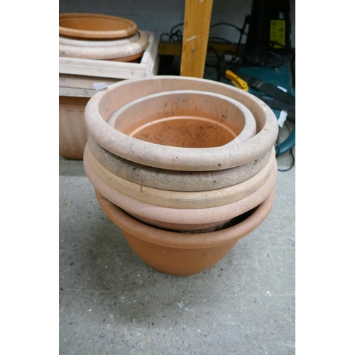 5379 - A large quantity of plastic plant pots and an electric propagator-brooder