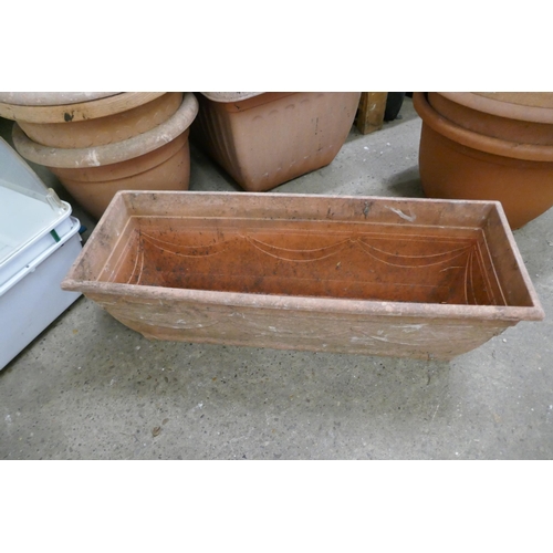 5379 - A large quantity of plastic plant pots and an electric propagator-brooder