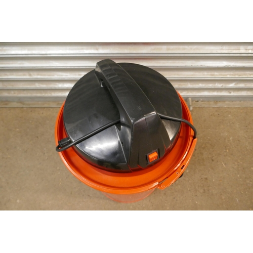 5393 - A red metal dust extractor vacuum 18/0136* This lot is subject to VAT