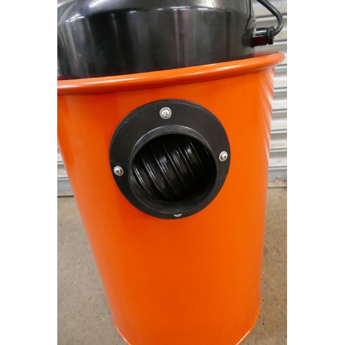 5393 - A red metal dust extractor vacuum 18/0136* This lot is subject to VAT