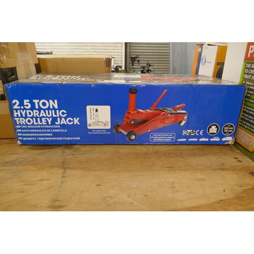 5457 - A boxed 2.5 ton hydraulic trolley jack * This lot is subject to VAT