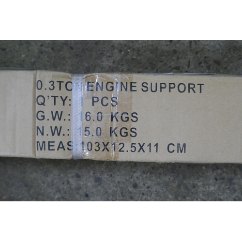 5497 - A boxed sample CEC500DS 0.3 ton engine support* This lot is subject to VAT