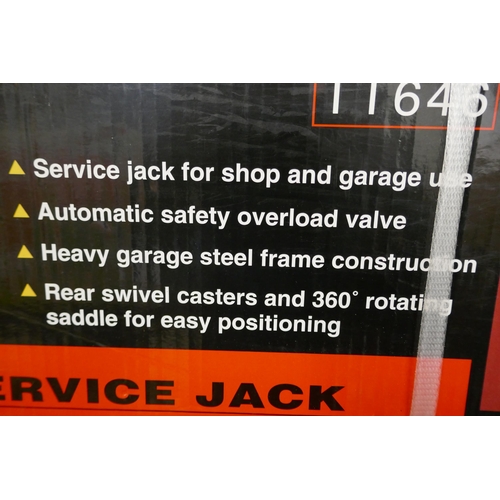 5499 - A Lift Master TT646 garage hydraulic service jack* This lot is subject to VAT