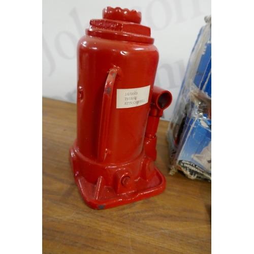 5504 - Two 15 tonne hydraulic bottle jacks* This lot is subject to VAT