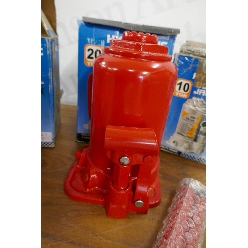 5505 - A 20 tonne hydraulic bottle jack, a 10 tonne hydraulic bottle jack and an 8 tonne hydraulic bottle j... 