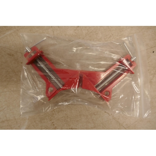 5209 - 4 carpenters corner clamps