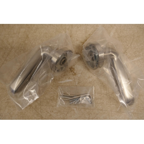 5213 - 6 boxed door handles