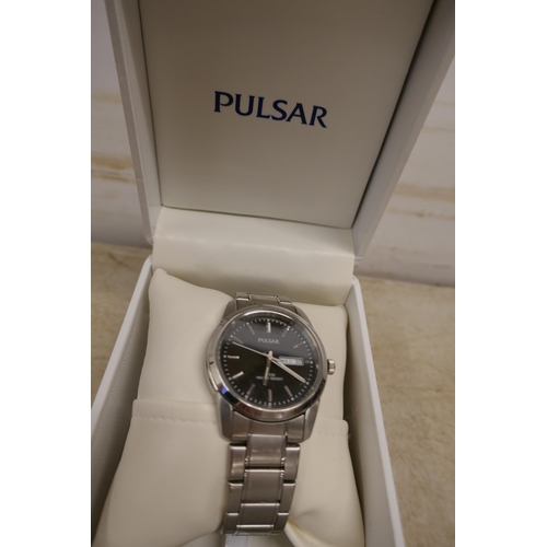 5222 - A gentleman's Pulsar watch with stainless steel strap, NPWA01 - with watch case