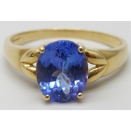 7009 - An 18ct gold and oval blue stone ring, 4g, T