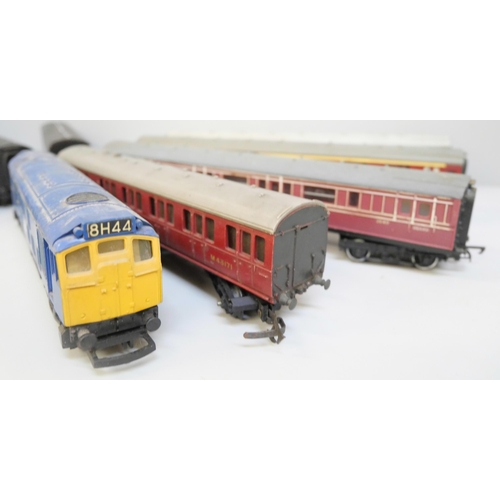 2035 - One Hornby OO gauge loco and seven coaches