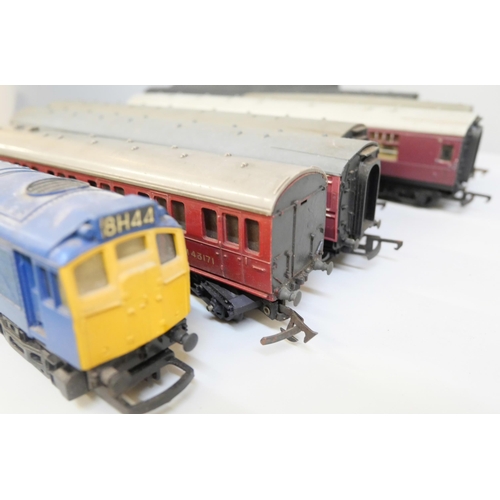 2035 - One Hornby OO gauge loco and seven coaches