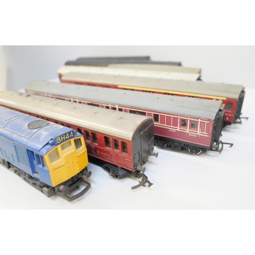 2035 - One Hornby OO gauge loco and seven coaches