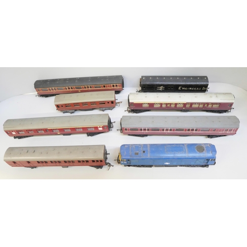 2035 - One Hornby OO gauge loco and seven coaches