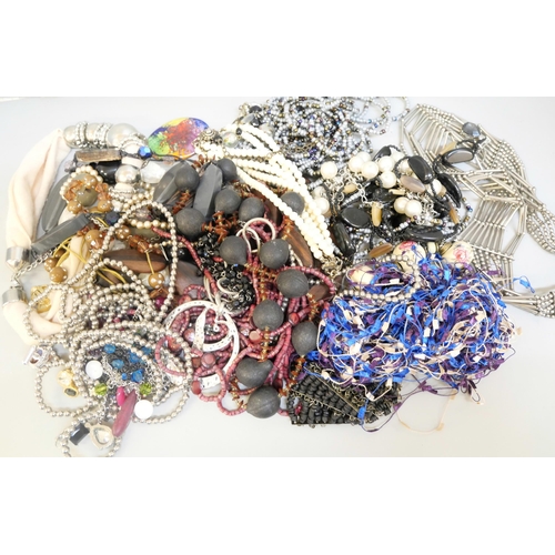 2038 - A box of costume necklaces