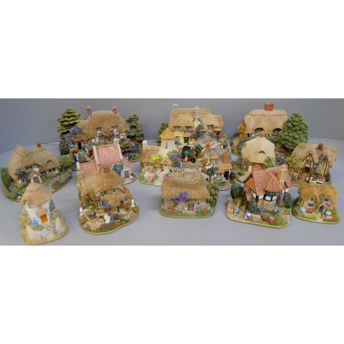 2058 - A collection of fourteen Lilliput Lane cottages, all with deeds and boxes, including Old Scrumpy Far... 