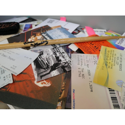 2061 - A collection of music tickets, Alarm lanyard and signed sheet 40th anniversary, tickets include Alar... 