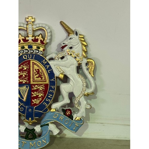 5111 - A cast metal UK Coat of Arms plaque* This lot is subject to VAT