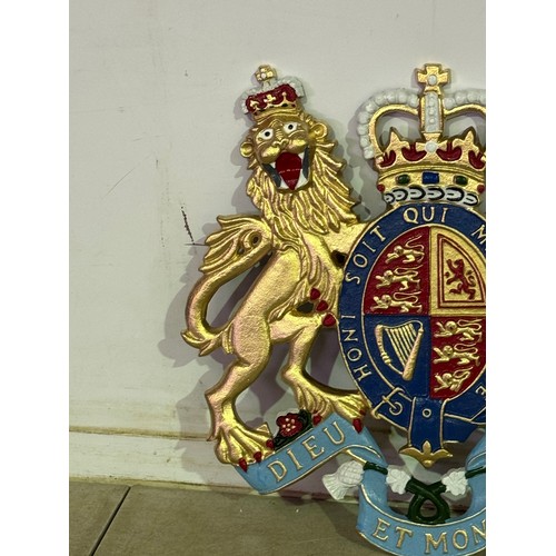 5111 - A cast metal UK Coat of Arms plaque* This lot is subject to VAT