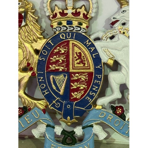 5111 - A cast metal UK Coat of Arms plaque* This lot is subject to VAT