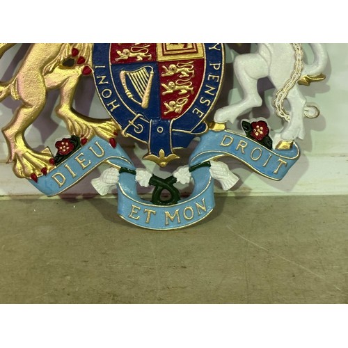 5111 - A cast metal UK Coat of Arms plaque* This lot is subject to VAT