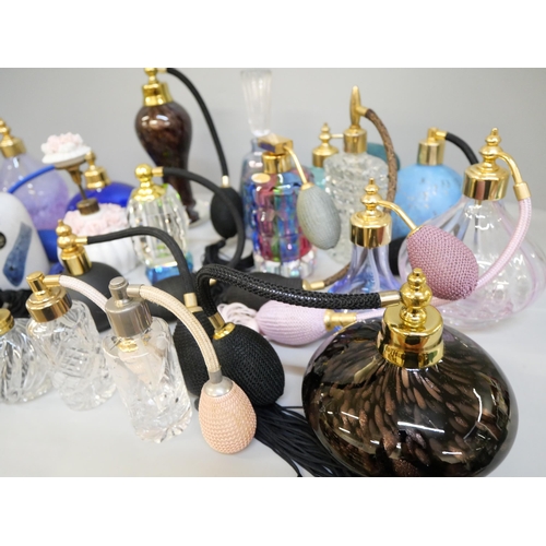 2068 - A collection of eighteen perfume bottles