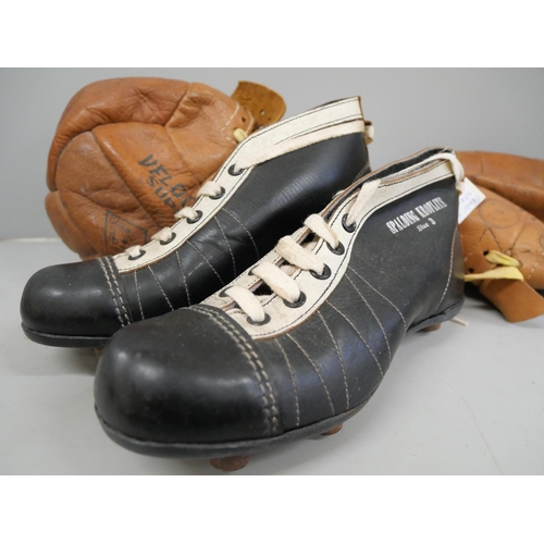 2096 - A pair of vintage football boots, Spalding Kroflite size 3, Tom Finney boxes of studs (3), boxed ten... 