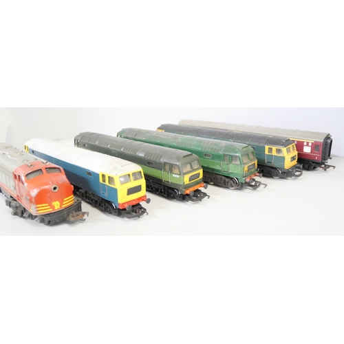 2143 - Five OO gauge locos; four Lima and one Triang and one coach