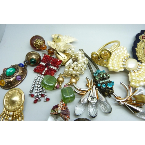 2193 - Vintage jewellery including brooches, earrings, etc.