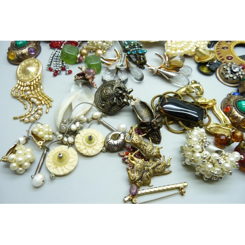 2193 - Vintage jewellery including brooches, earrings, etc.