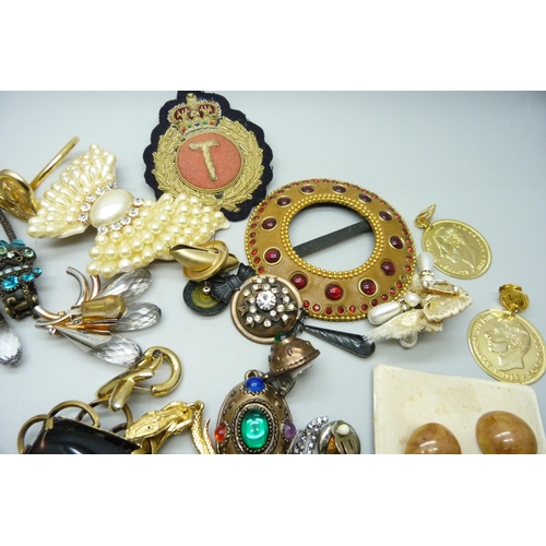 2193 - Vintage jewellery including brooches, earrings, etc.