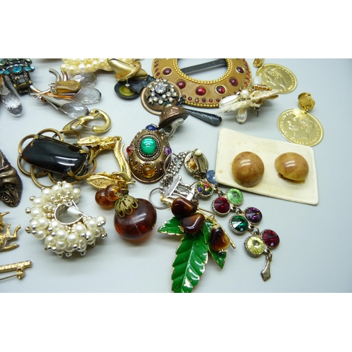 2193 - Vintage jewellery including brooches, earrings, etc.