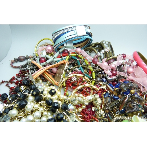 2194 - A bag of costume jewellery