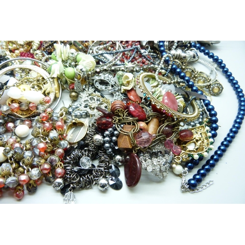 2194 - A bag of costume jewellery