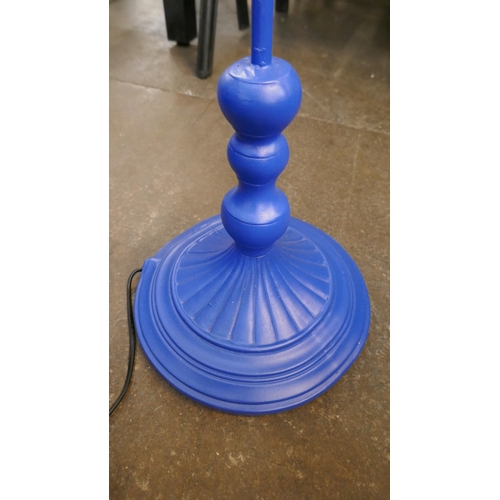 3016 - A blue floor lamp in the form of a parrot