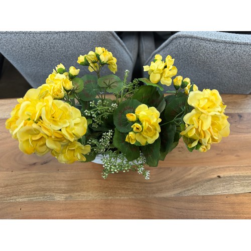 3031 - An oval pot with a display of yellow faux Geranium, H 30cms (50563209)   #