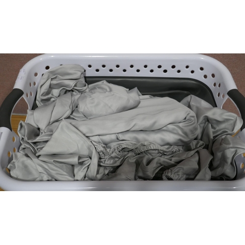 6226 - Pop & Load Laundry Basket And Sanderson fitted sheet (346-151) *This lot is subject to Vat