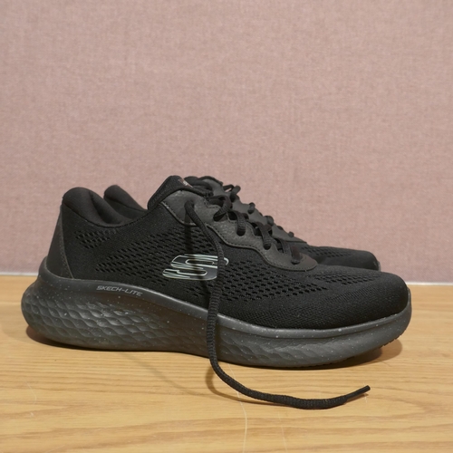 6090 - Skechers air cooled memory foam trainers, black, UK size 8  (338)  *This lot is subject to VAT