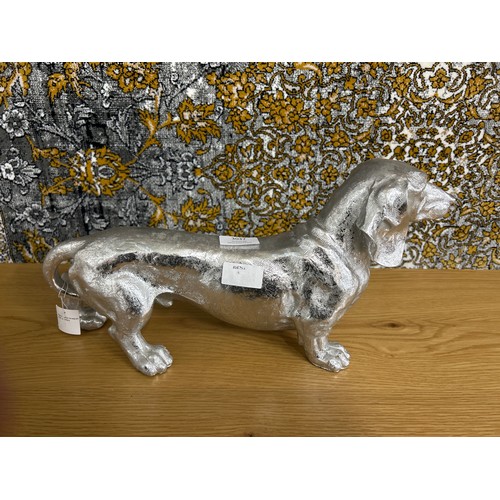 3037 - A silver effect figure of a Dashshund (TPR7319)