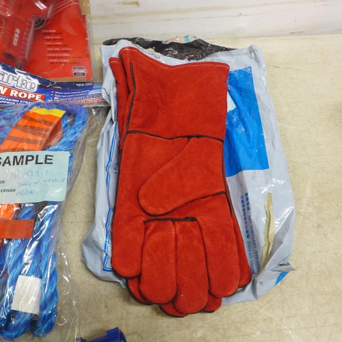 5239 - A quantity of assorted tools and other items including RWG Size 10 Welding Gloves, a CTOW2B tow rope... 