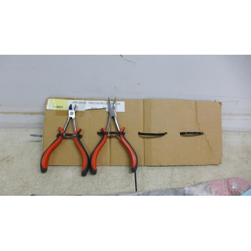 5241 - A quantity of assorted tools and other items including a vertical toggle clamp (227kg holding capaci... 