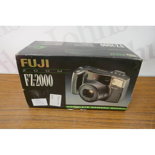 5255 - A Fuji zoom FZ-2000 complete camera outfit, boxed