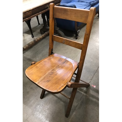 252 - A set of eleven early 20th Century beech folding chairs