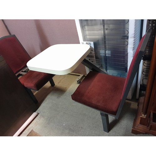 3275 - A two seater cafe table