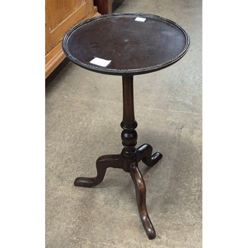 194 - A Regency style mahogany tripod wine table