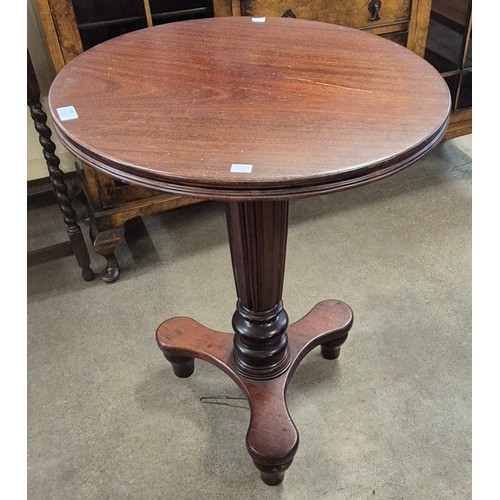 195 - A Victorian style mahogany circular lamp table