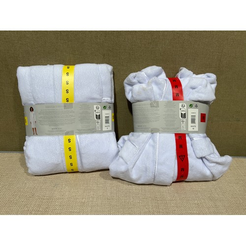 6136 - Carole Hochman Spa Wrap Robes in white, small & medium (338) *This lot is subject to Vat