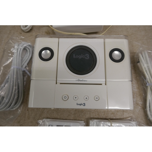 5134 - An i-station decking station for iPod and iPod mini with 2-1 sub woofer speaker system and Fellowes ... 