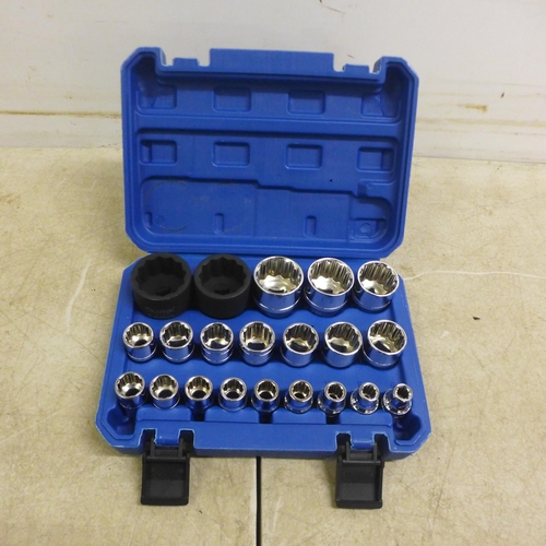 5014 - A cased 3/4” (19mm) drive, click adjustable torque wrench 13/0302* This lot is subject to VAT