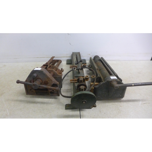 5030 - A 5 tonne welded bottle jack and a 3 tonne welded bottle jack* This lot is subject to VAT