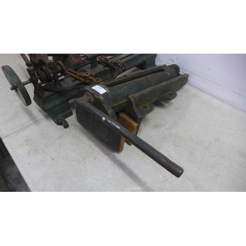 5030 - A 5 tonne welded bottle jack and a 3 tonne welded bottle jack* This lot is subject to VAT